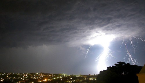 澳洲城市遭闪电击 万道闪电划破天空|居外网